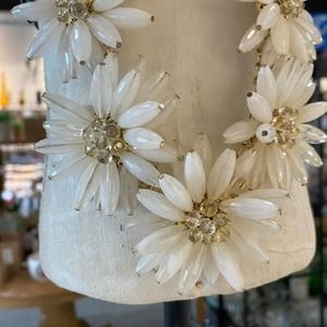 Acrylic Daisy bib necklace vintage Talbots